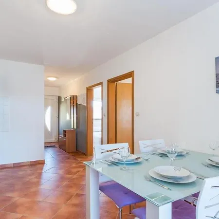 Lanterna 100 Meters From The Sea - By Ta Leut Agency *