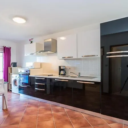 Lanterna 100 Meters From The Sea - By Ta Leut Agency