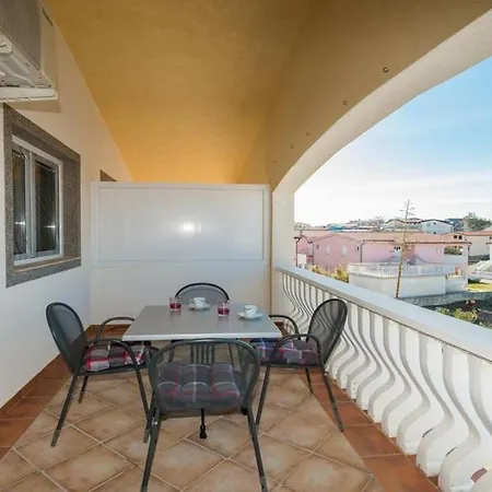 Lanterna 100 Meters From The Sea - By Ta Leut Agency * Vir