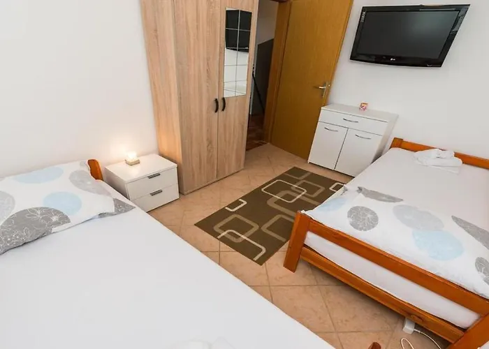 Lanterna 100 Meters From The Sea - By Ta Leut Agency