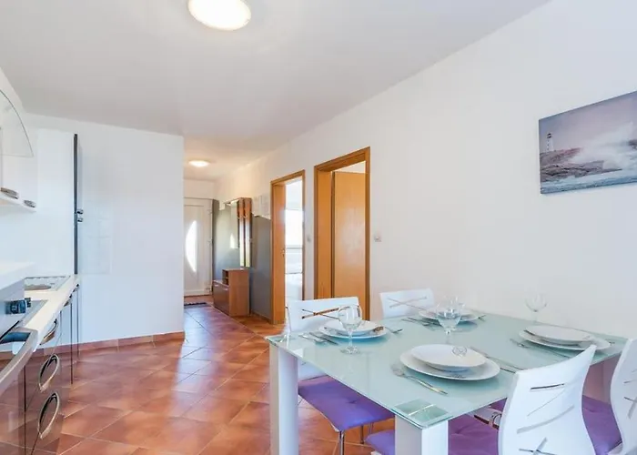 Lanterna 100 Meters From The Sea - By Ta Leut Agency *