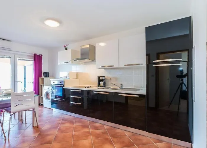 Lanterna 100 Meters From The Sea - By Ta Leut Agency