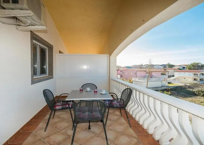 Lanterna 100 Meters From The Sea - By Ta Leut Agency * 维尔